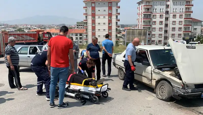 Kavşakta meydana gelen kazada iki yaralı, sürücülerden biri ağır yaralı!