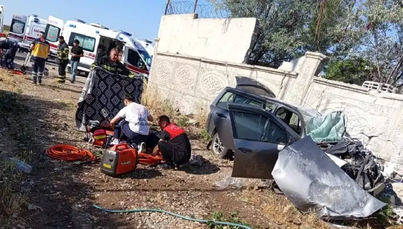 Lastiği Patlayan Araç İstinat Duvarına Çarptı: 1 Hayatını Kaybetti, 6 Kişi Yaralandı