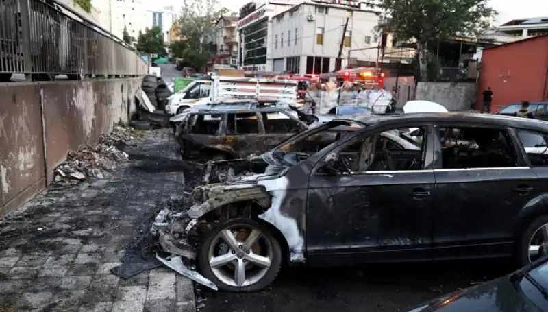 Sanayide Tamir Bekleyen Araçlar Alev Alev! Yangının Sebebi ve Sonrası