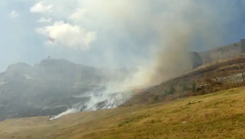 Kars Kalesi’nde Tüyler Ürperten Anız Yangını: Doğa ve Tarih Tehlikede