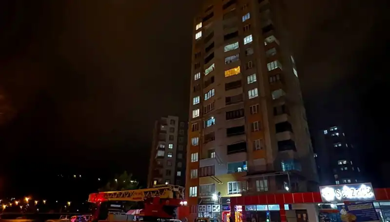 Yıldırımın Hızla Vurduğu Apartmanın Çatısı Tüm Dikkatleri Üzerine Çekti