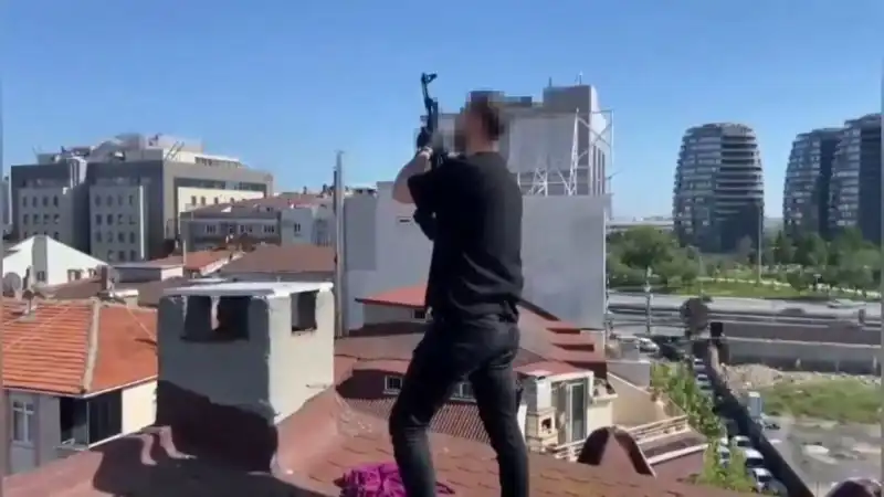 İstanbul'da Şok Baskın: Çatıdaki Sır Perdesi ve AK-47'li Operasyon