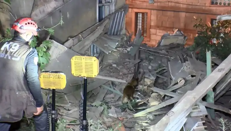 İstanbul'da Deprem Sonrası Çöken Bina, Korkutan Tahribat Yarattı