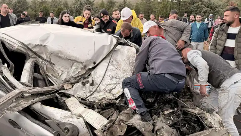 ** TIR ile Çarpışan Araç Kağıt Gibi Ezildi: Kaza Anının Görüntüleri Şok Etti**