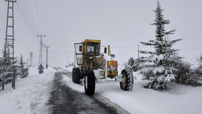 Kayseri'de Kışın Etkisi: Karla Kapanan Yollar Yeniden Açılıyor