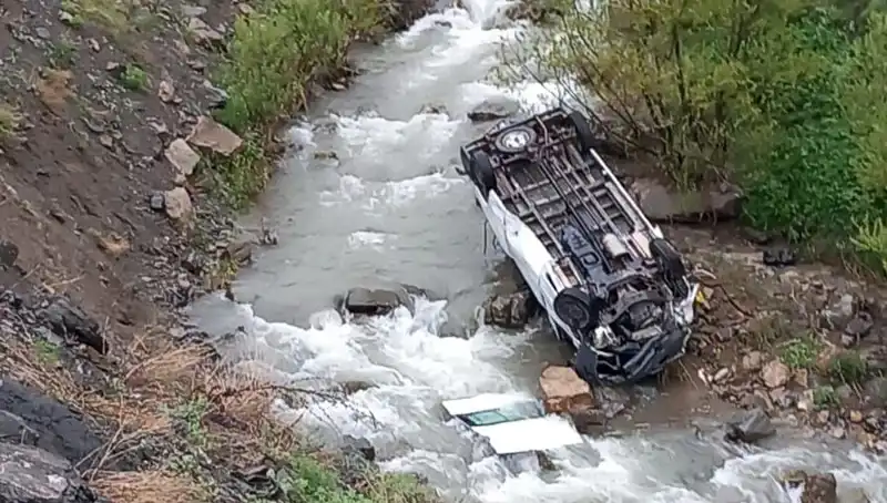 Hakkari'de Minibüs Devrildi: İki Ölü, Üç Yaralı Feci Kaza