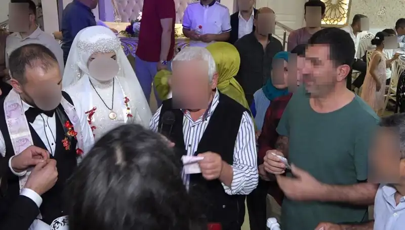 Düğüne Davetsiz Gelen Hırsız, Pasta Yerken Takıları Çaldı!