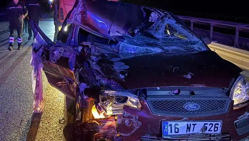 Afyonkarahisar'da Feci Kaza: Otomobil ve TIR Çarpıştı, 4 Kişi Yaralandı
