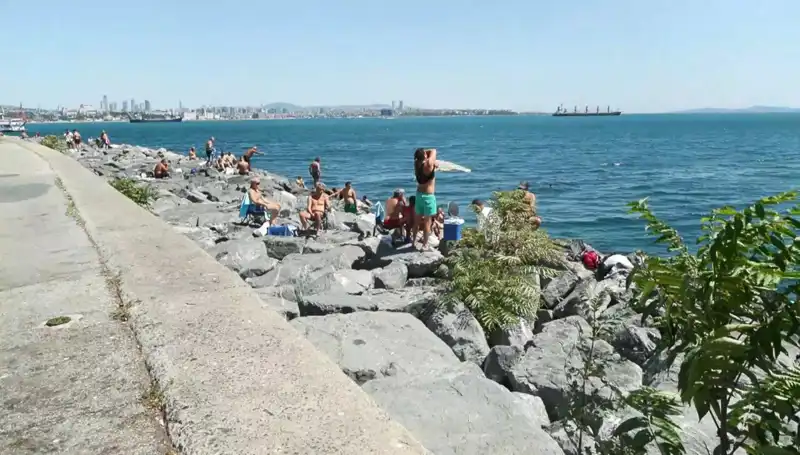 Hava Isındı, İstanbullular Sahil Yollarını Tutuyor: Yaz Keyfi Başladı!