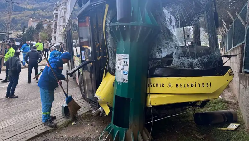 Bursa’da Belediye Otobüsü Kazası: 8 Kişi Yaralandı, Detaylar Şok Edici