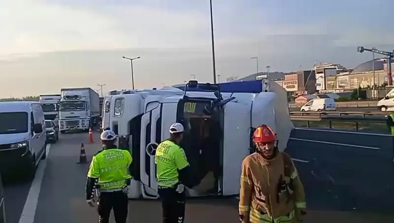 Pendik TEM Otoyolu'nda TIR Devrildi: İstanbul Yolunda Yoğun Bekleme Başladı