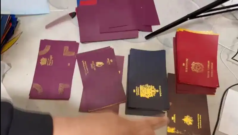 Sahte Pasaport ve Vize İle Ülke Dışı Kaçış: Operasyonda 20 Gözaltı