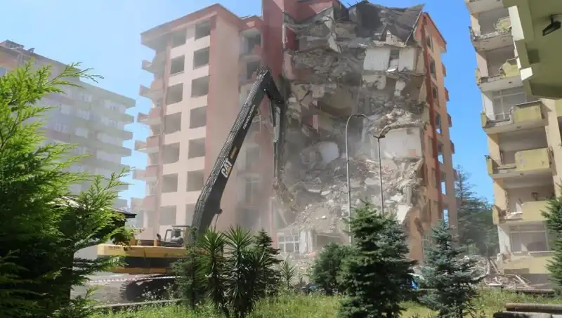 Dalgaların Gücüyle İki Bina Yıkılıyor: Deprem Mi, Yoksa Başka Bir Sebep Mi?