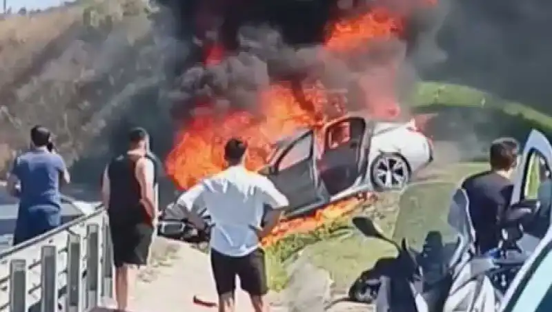 TEM Otoyolu'nda Feci Kaza Sonrası Otomobil Alev Alev Yandı!