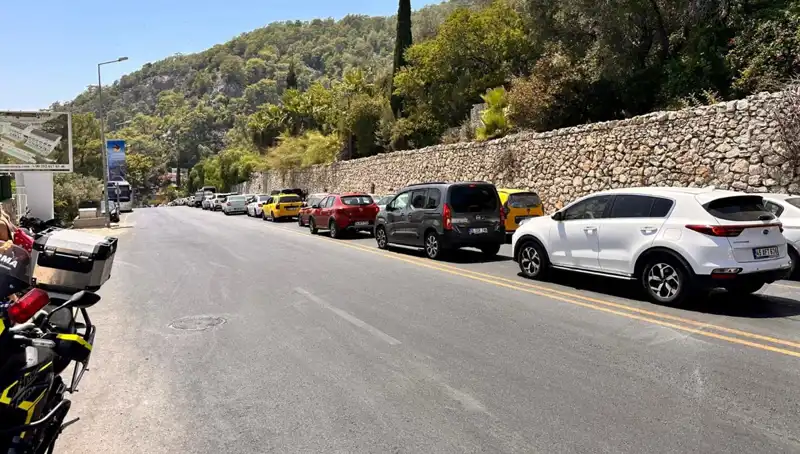 Fethiye-Ölüdeniz Yolunda Tatilci Yoğunluğu: Uzun Kuyruklar Tatil Keyfini Sarsıyor