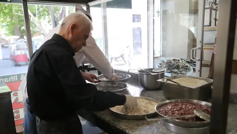 60 Yıl Ova Tezgahında: Ciğer Ustası Şimdi Müşterilerine Lezzet Sunuyor
