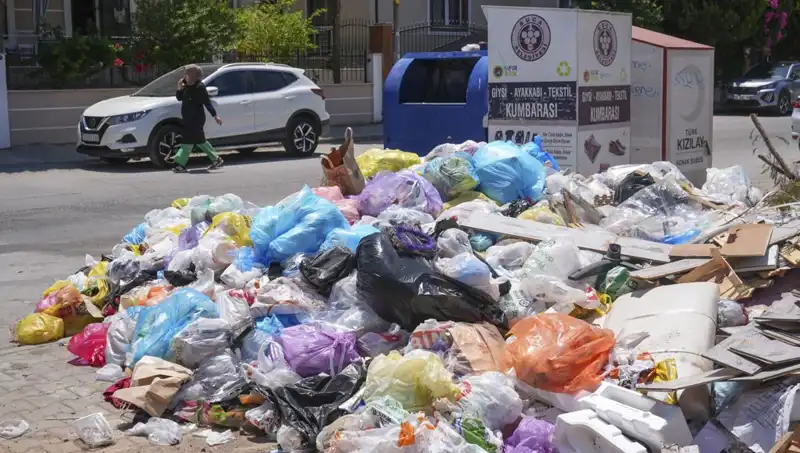 İzmir'de Çöp Yığınları Yükseliyor: Temizlik Sorunu Büyüyor