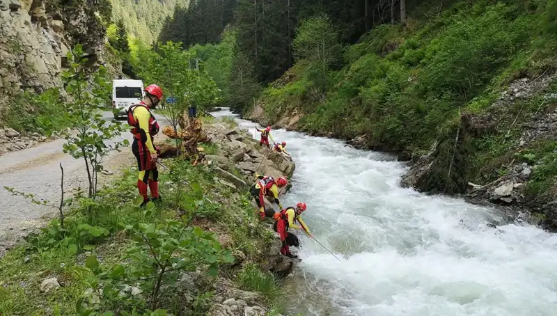 Trabzon’da Dereye Düşen Çocuk İçin Umutlar Tükenmeden Arama Çalışmaları Sürüyor