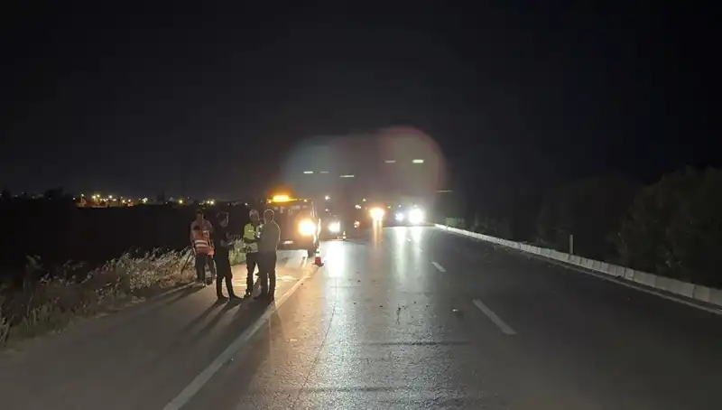 Adana'da Üç Araçlı Zincirleme Trafik Kazası: Sürücüler Kurtuldu, Olay Yeri Kaosa Döndü!