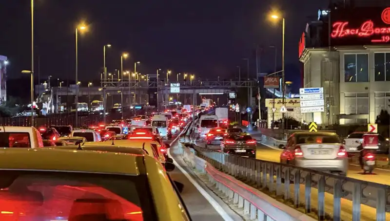 Yenibosna Metrobüs Yaya Üst Geçidinde Çalışmalar Başladı: Güvenli Geçişler İçin Yeni Dönem