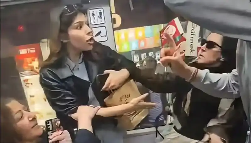 Tramvayda Kadınlar Arasında Tekmeli Yer Kavgası: Seyirci Şaşkın!