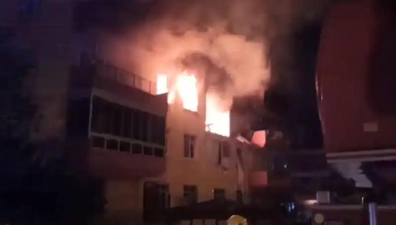 Konya'da Dört Katlı Binada Doğalgaz Patlaması: 12 Yaralı, Durum Ciddi!