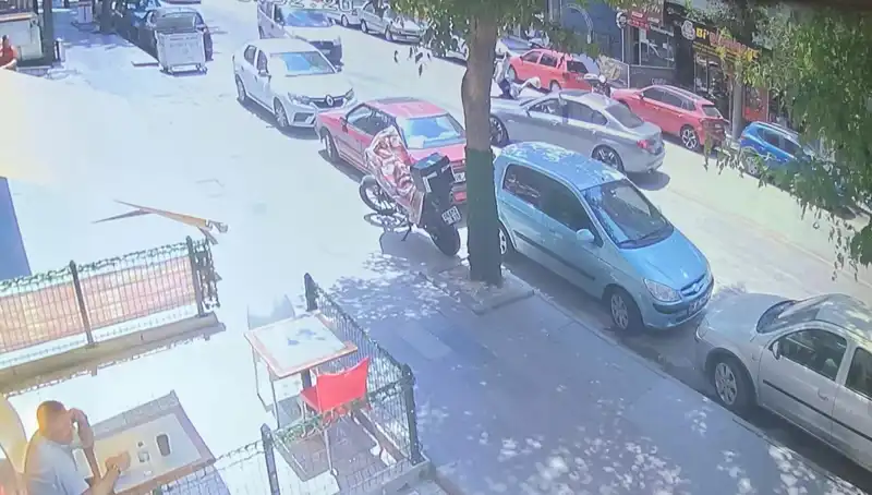 Karşıdan Karşıya Geçerken Araba Çarpan Yaya, Hayati Tehlike Atlattı!