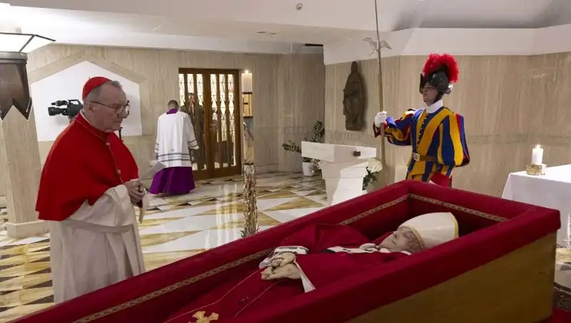 Papa'nın Tabutundaki Gizemli Fotoğraflar: Tarihin Kayıp Anları