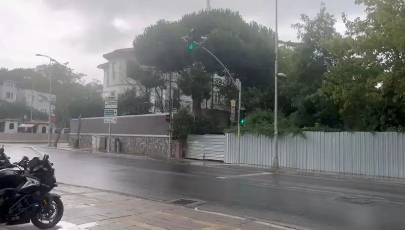 İstanbul'da Sağanak Yağış: Şehirde Hayat Durma Noktasına Geldi