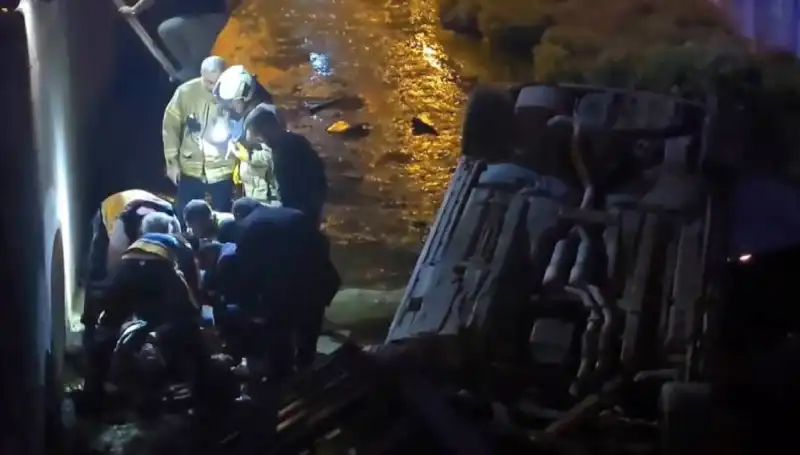 Sürücü Kaza Sonrası Kayboldu, Yaralıyı İtfaiye Ekipleri Kurtardı