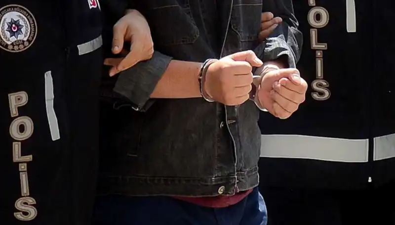Kayseri'de Yasa Dışı Silah Operasyonu: İki Zanlı Çıkarıldığı Mahkemede Tutuklandı