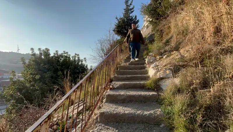 Uçurumun Kenarında Gizli Bir Yaşam: 107 Basamaklı Merdivenle Erişilen Evler