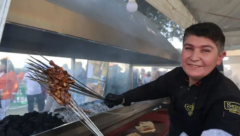 Karnavalda Yarım Ton Kozan Ciğeri Tüketildi: Lezzet Müzikleriyle Festivale Renk Katıldı
