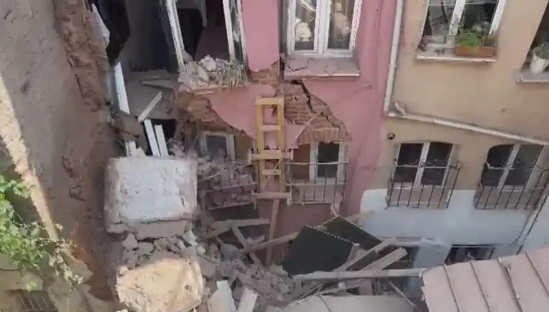 İstanbul'da Üç Katlı Binanın Balkonu Çöktü: Gözyaşları ve Korku İç İçe
