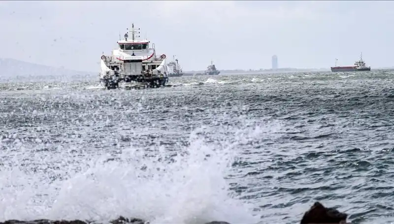 İzmir'deki Vapur Seferleri Fırtına Nedeniyle Askıya Alındı!