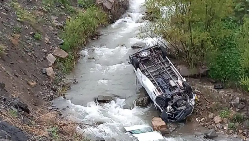 Hakkari'de Feci Kaza: İşçileri Taşıyan Minibüs Devrildi, 2 Yaralı Hayatını Kaybetti