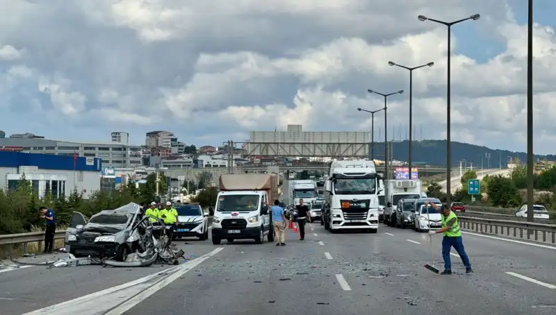 Otoyolda Trafiği Durduran Kaza: Üç Kişi Araçta Sıkıştı, Son Durum Nedir?