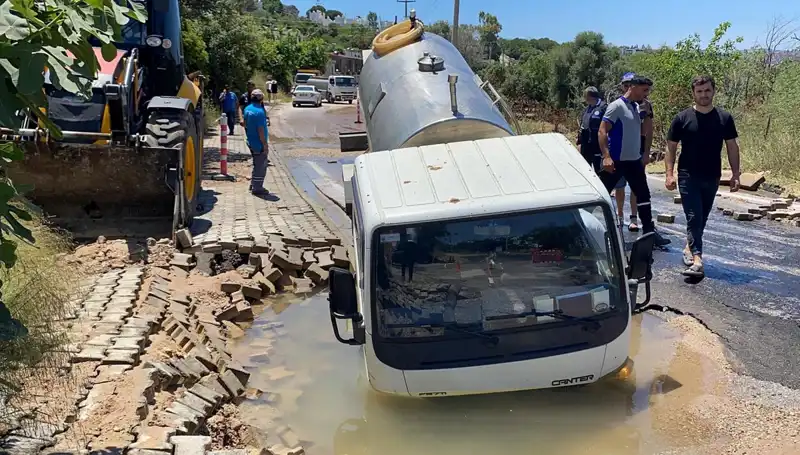 Bodrum'da Su Hattı Patladı, Tanker Çukura Düşerek Zarar Gördü