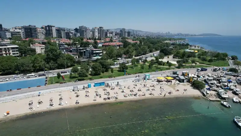 İstanbul'da Kavurucu Sıcaklar, Caddebostan Sahili Yerli ve Yabancıların Akınına Uğradı