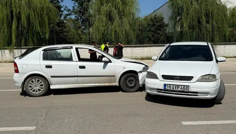 İki Otomobilin Çarpıştığı Kaza: İki Kişi Yaralandı, Olay Yerinde Neler Yaşandı?