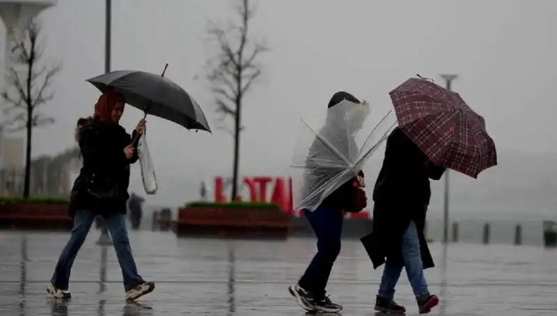 Türkiye'de İki Bölgeye Kuvvetli Sağanak Yağış Uyarısı Yapıldı