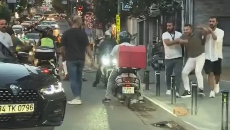Nişantaşı'nda Yol Verme Kavgasında Sopalı Gerginlik: Kadın Dehşeti Yaşadı