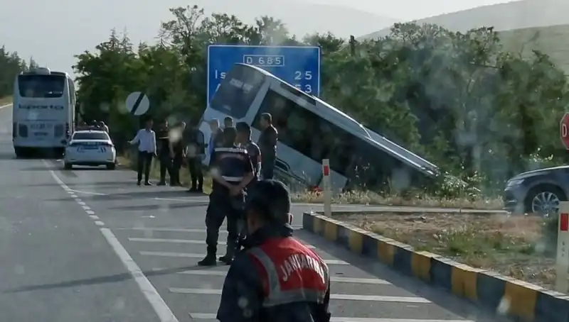 Isparta'da Ocak Ayına Damga Vuran Feci Kaza: Tur Otobüsü Yolcu Otobüsü ile Çarpıştı