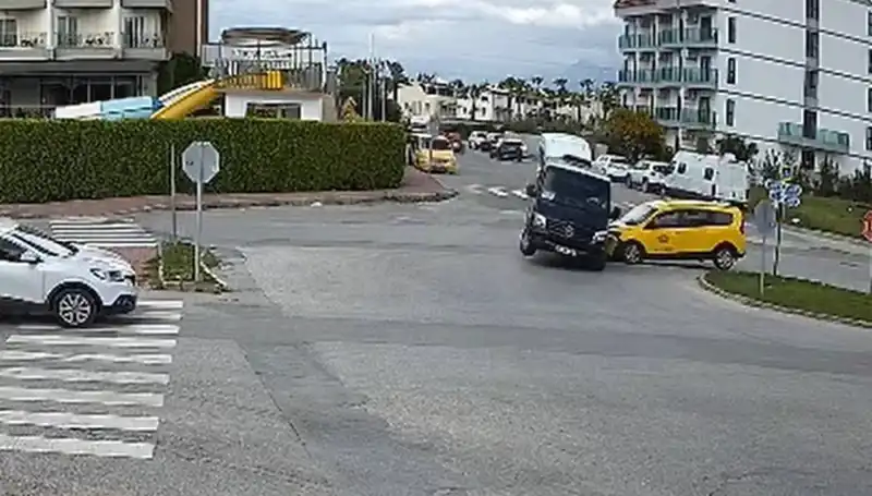 Kavşakta Feci Kaza: Minibüs ve Ticari Taksi Çarpıştı, 3 Yaralı!
