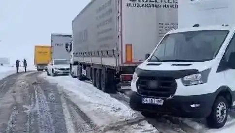 Kars-Ardahan Karayolunda Yoğun Kar Yağışı TIR'ları Kara Sapladı!