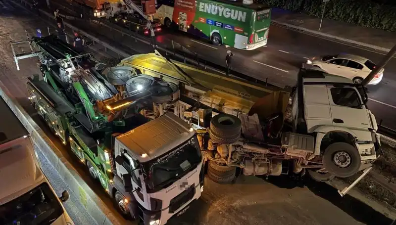 Moloz Yüklü Hafriyat Kamyonu Devrildi: Kazanın Ardındaki Sebepler ve Etkileri