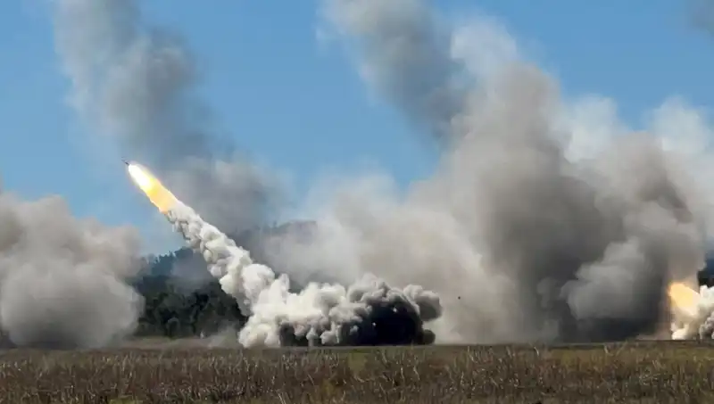 Avustralya'nın Askeri Tatbikatında Tarihi An: HIMARS İlk Kez Ateşlendi